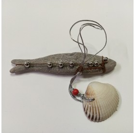 Peixinho decorado com pérolas e concha