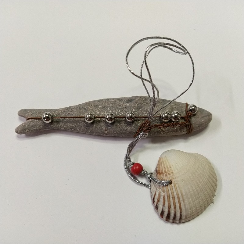 Peixinho decorado com pérolas e concha