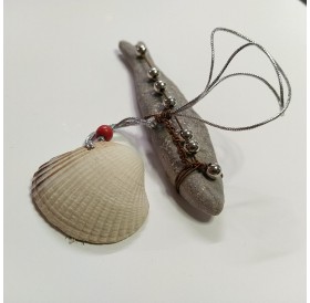 Peixinho decorado com pérolas e concha